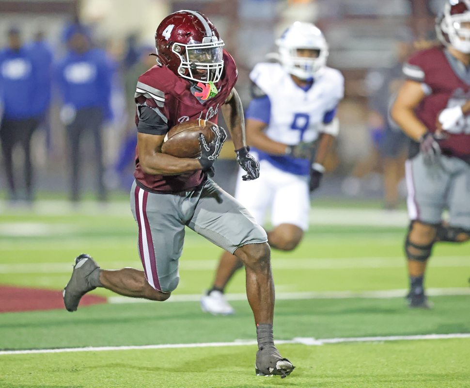 Red Oak running back Renard Thomas (4) got the Hawks and fans excited on the 4th quarter long TD run getting the Hawks to within 5-points. Photo by Steve Patterson / Moving Pictures.