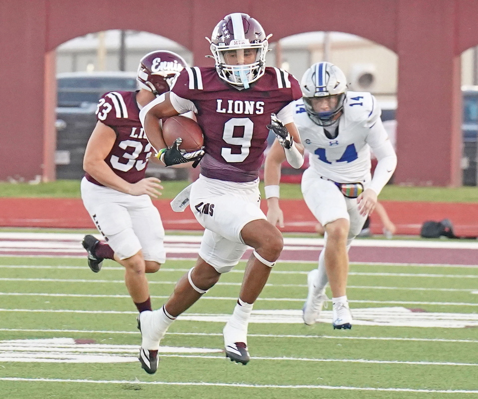 Junior Kylan Johnson (9) returned a kickoff 52 yards to set up a one-play touchdown drive capped by a 43-yard streaking touchdown from senior running back Wenderius Jones. Photo by Lezley Norris.