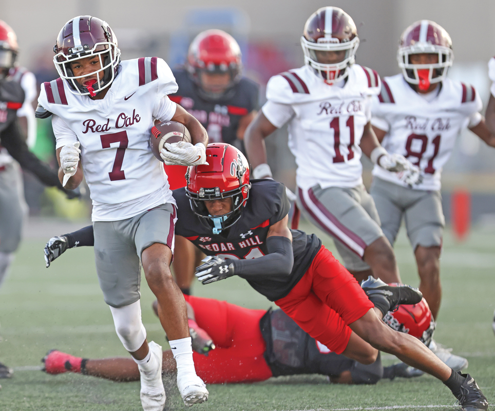 Wide Receiver Jordan McCuin (7) on a long catch and run down the Red Oak sideline. Photo by Steve Patterson / Moving Pictures.