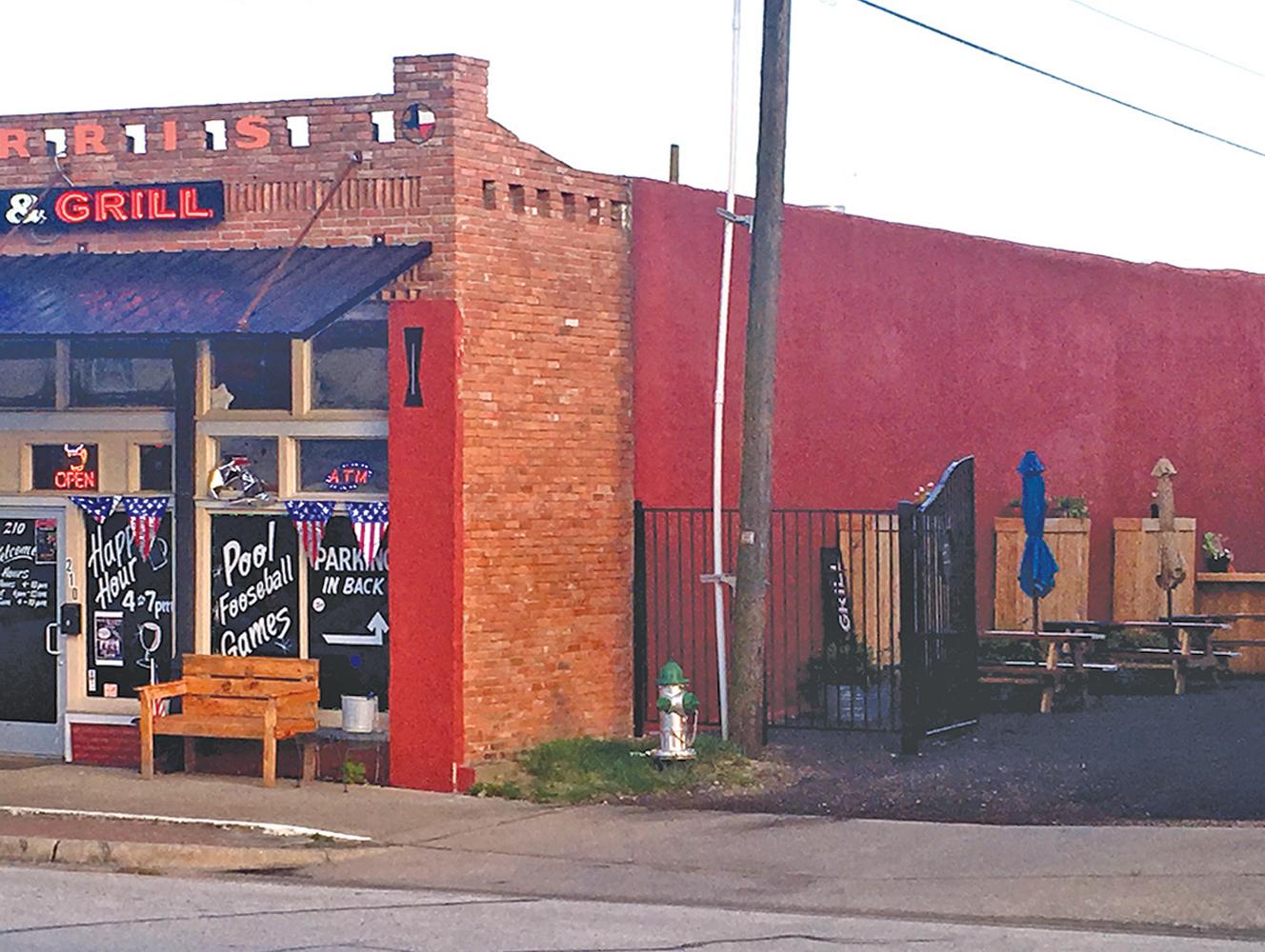 Per city code, alcoholic drinks can be served inside and brought outside, but not served outside.