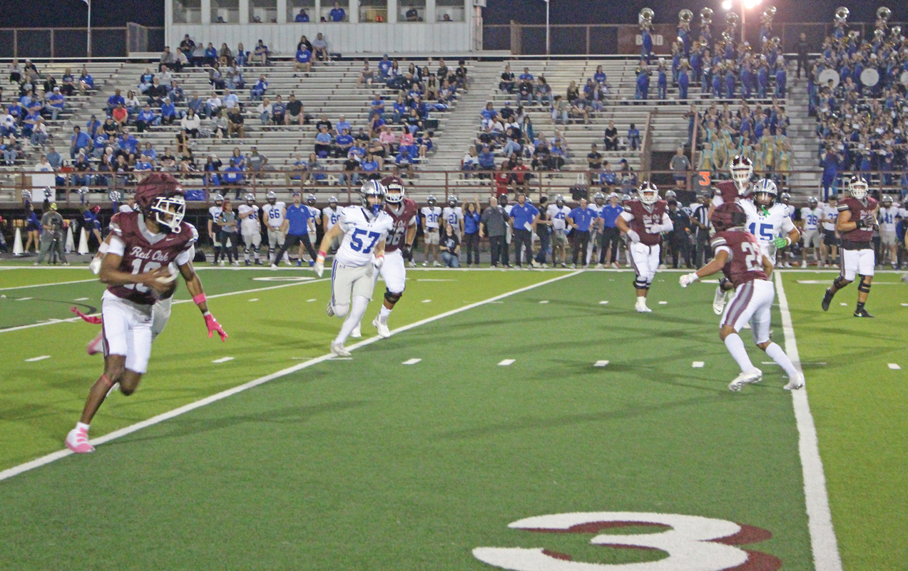 Red Oak quarterback Billy Middleton (10) had 15 carries for 165 yards and two touchdowns, and also threw for 171 yards and three touchdowns. Photo by Michael Seiber / The Ellis County Press