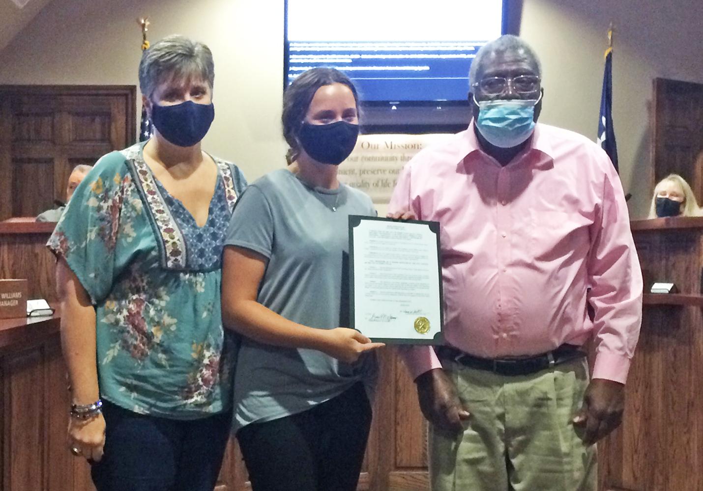 Shown with Mayor Pro Tem Tommy Scott are Officer Steinfeldt’s widow Michelle and 17-year-old daughter Alyssa, who were in attendance with other family members including mother Debra and father Harry. Photo by Greg Chapman / The Ellis County Press.