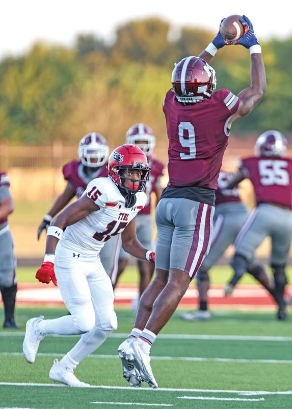 Tight end Arvis Battle, Jr. (9) makes a great catch across the middle early in the game for the Hawks. Photo by Steve Patterson / Moving Pictures.