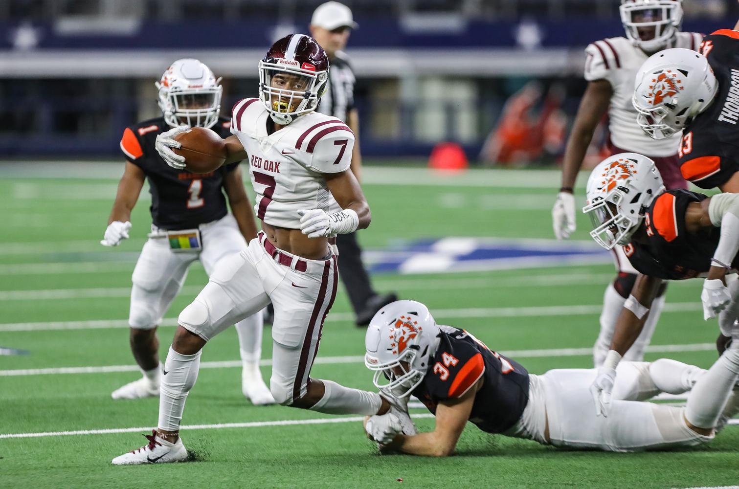 Joshua Ervin connects with Raymond Gay II (7) on a crossing route in the 2nd Qtr.