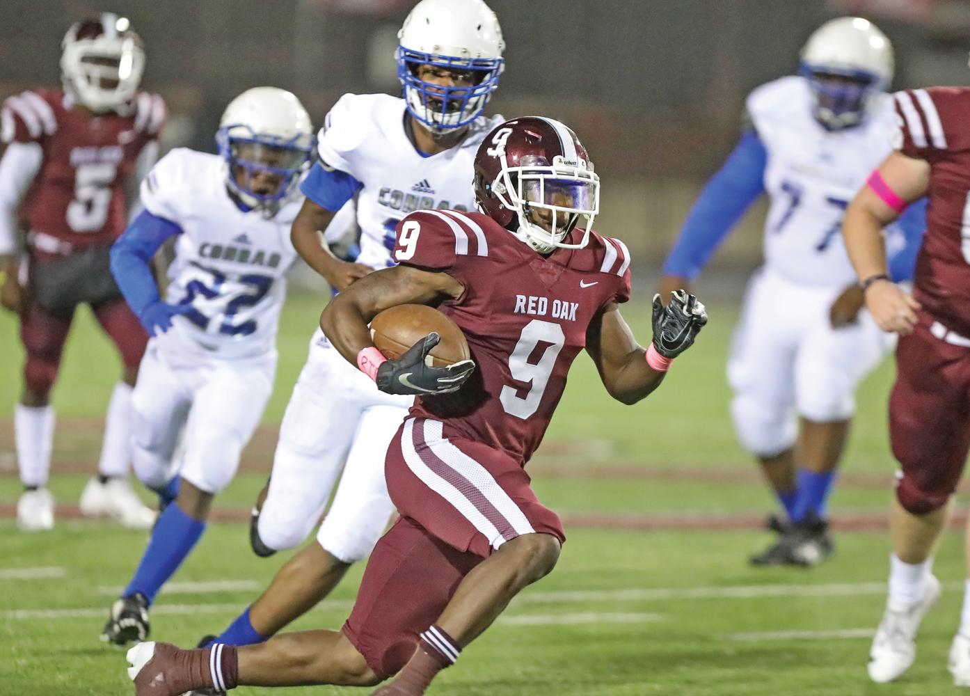 RB Zach Sanders (9) cruises down the Red Oak sideline for a 38-yard TD run. Photo by Steve Patterson / Moving Pictures.