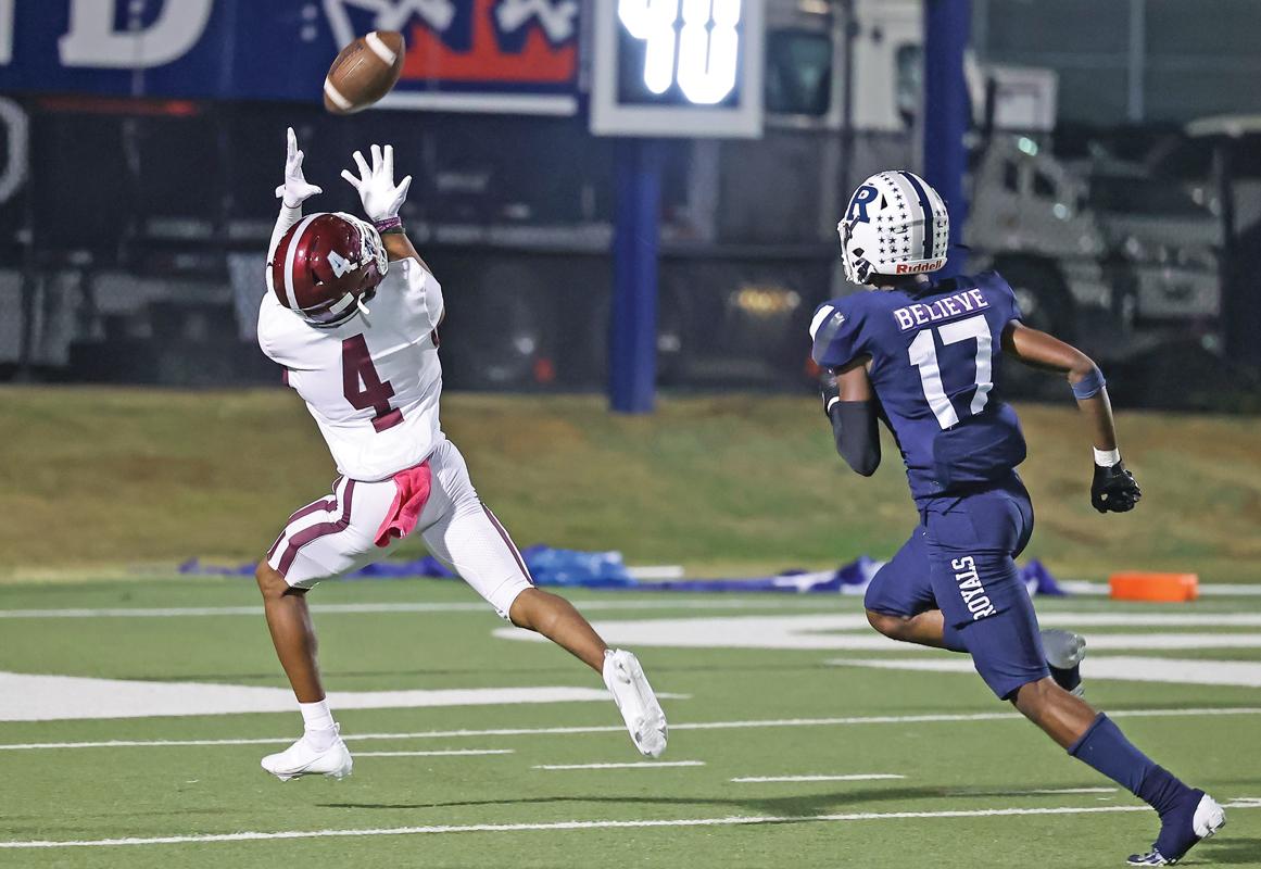 QB Jaylon Robinson (10) connected with Warren Roberson in the 2nd quarter for this over-the-shoulder touchdown pass.