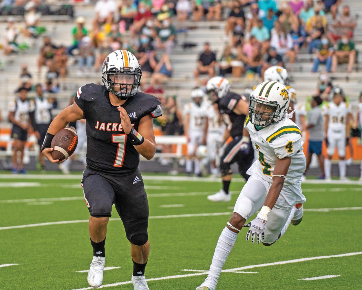 Senior Quarterback Nate Aguinaga (7) threw one touchdown, and also scored on runs of 1 and 11 yards, and finished the game with 157 yards on 29 carries. Photo by Kirk Holt.