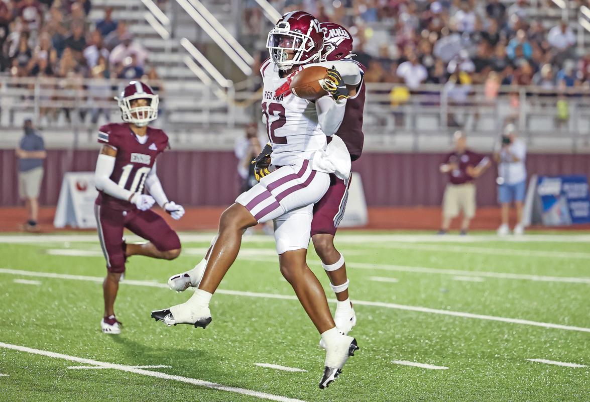 Red Oak’s La’Kelsey Johnson completed this one-handed catch in the 2nd quarter to help energize the team and set up a touchdown a few plays later.